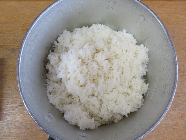 収穫したお米を味わったよ年長組   若葉第三幼稚園